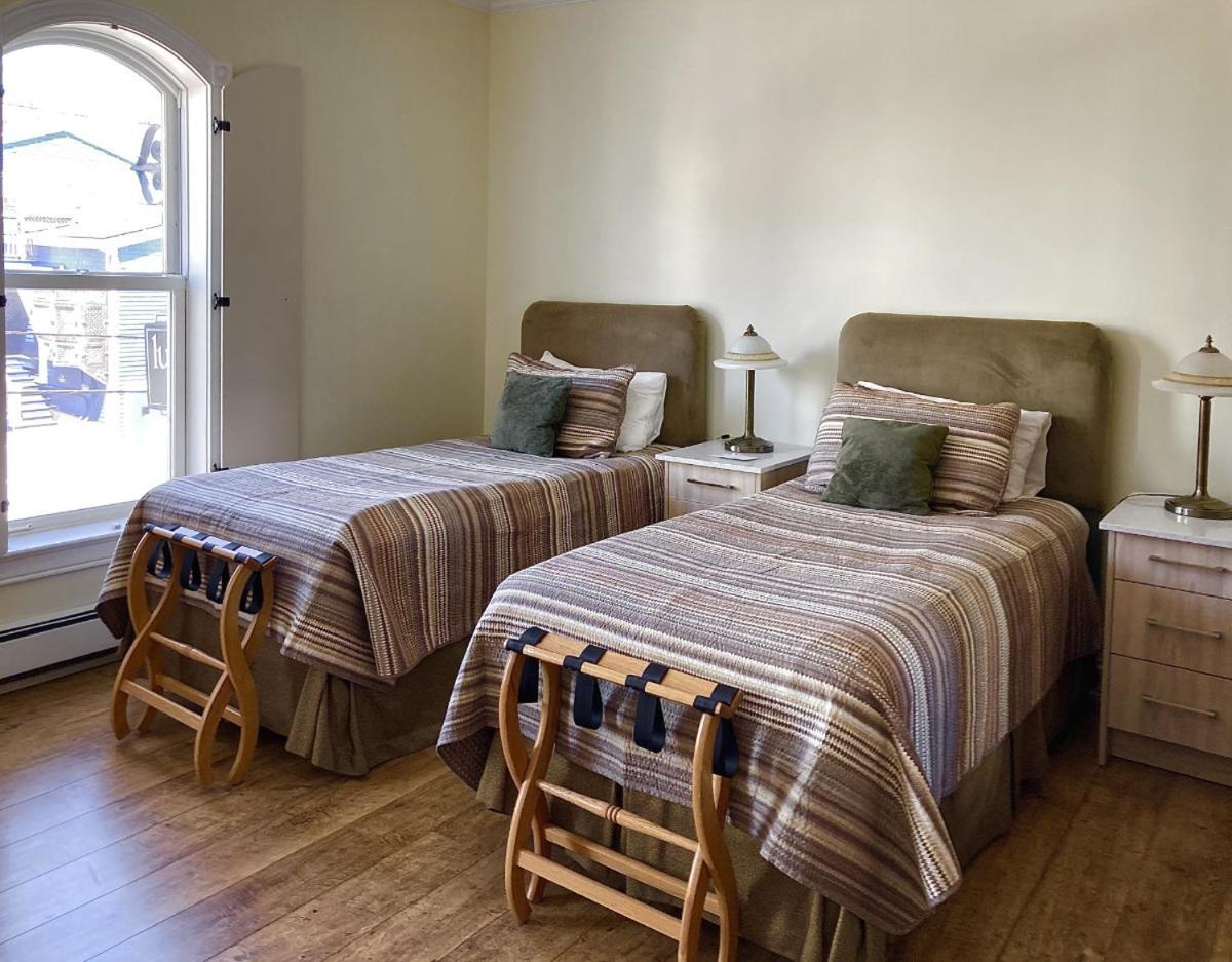 Lunenburg Arms Hotel エクステリア 写真